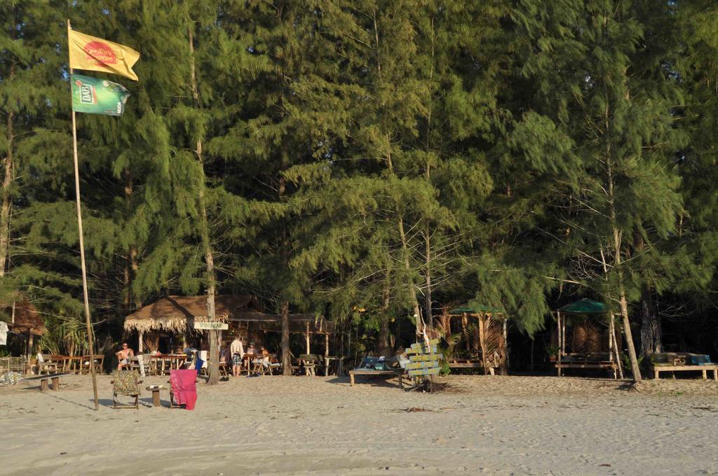 Tawan Bar And Bungalow Hotel Ko Phra Thong Exterior photo