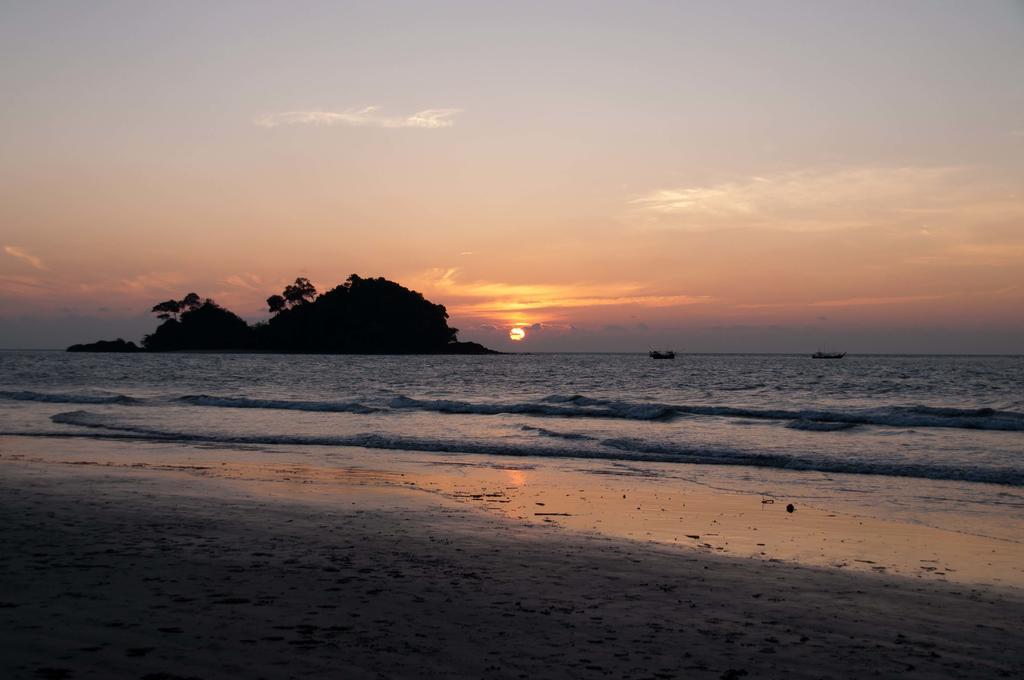 Tawan Bar And Bungalow Hotel Ko Phra Thong Exterior photo