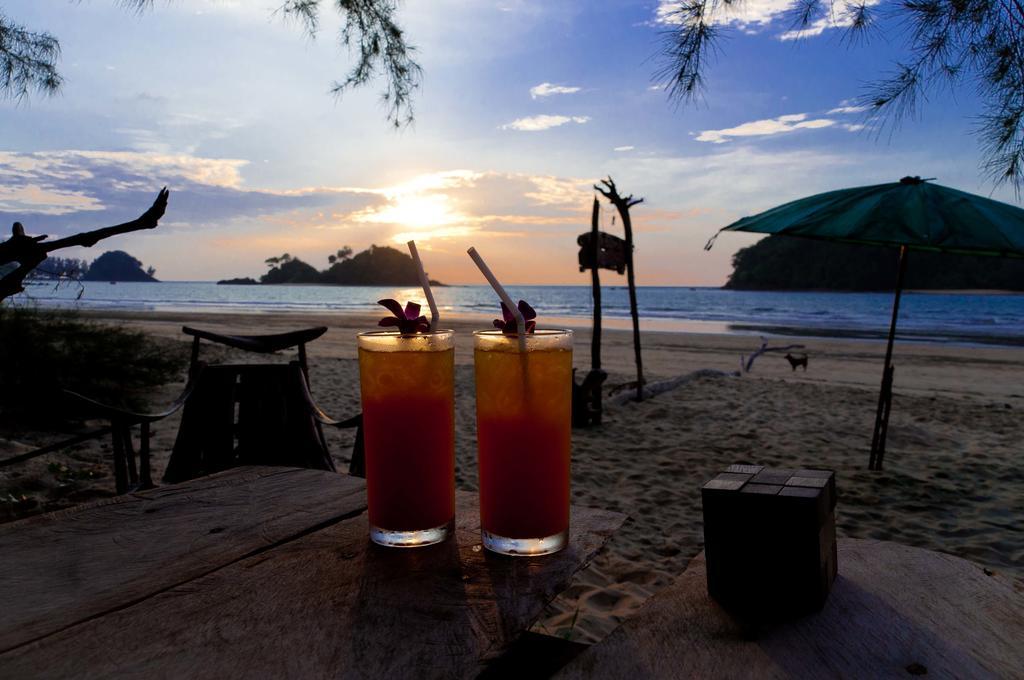 Tawan Bar And Bungalow Hotel Ko Phra Thong Exterior photo